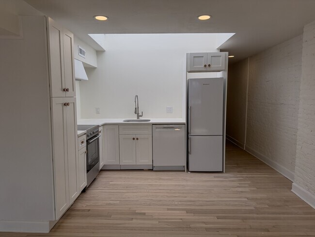 Building Photo - 1936 Green St