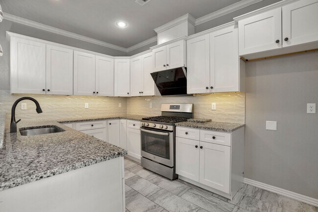 Building Photo - Very well maintained 4 Bed 3 Bath home in Great Location!