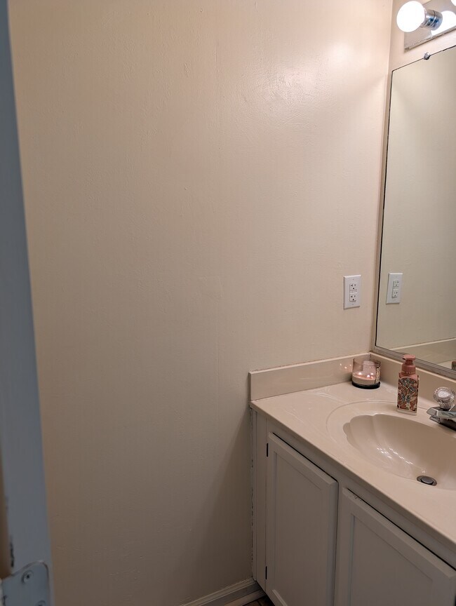 Building Photo - 1593 Winthrope Dr