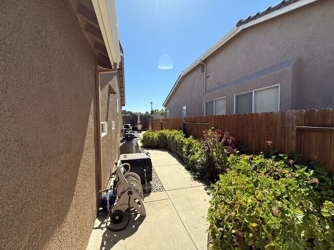 Building Photo - Single story home located in desirable northwest Modesto neighborhood!