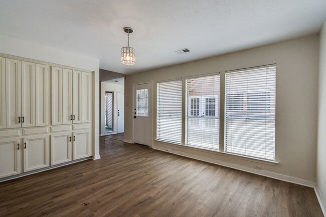 Building Photo - Beautiful and bright Plano home with updates