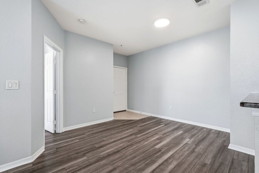 Building Photo - 5511 Legacy Crescent Pl