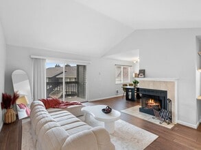 Building Photo - 1-bedroom, 1-bath condo in the heart of Murrayhill