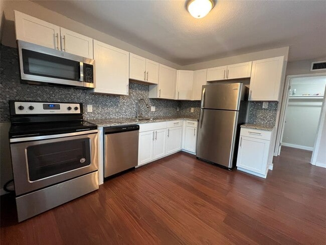 Building Photo - 7202 Twin Crest Dr