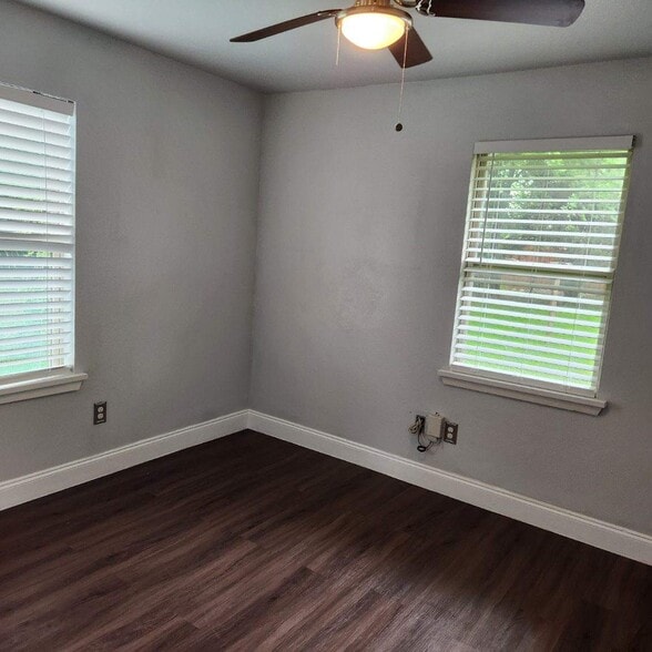 1 of 3 bedrooms with nice size closet and ceiling fan - 220 Sendero Dr