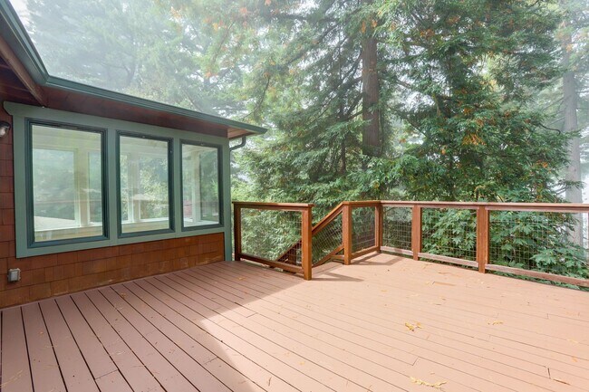 Building Photo - 3 Bed / 2 Bath Woodside home on large lot ...