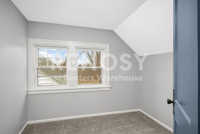 Building Photo - Available July 1st 5 Bedroom 2 Bath Single Family Home in Robbinsdale