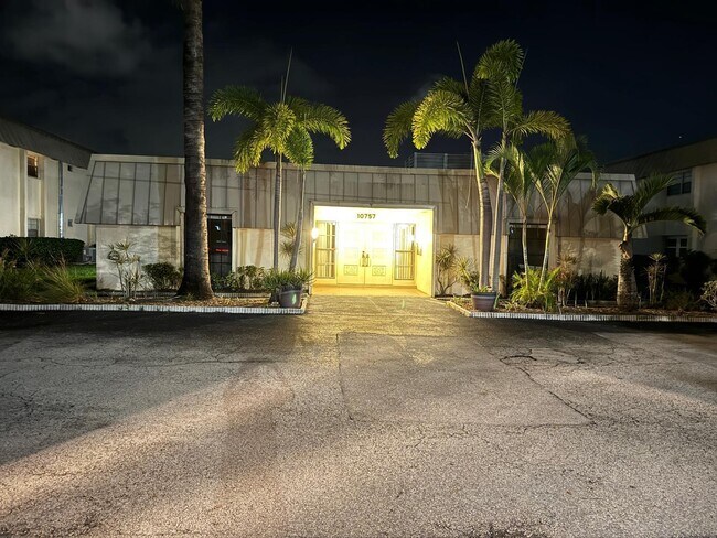 Building Photo - 10821 N Military Trl