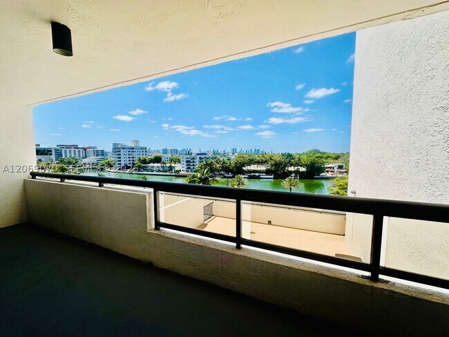Building Photo - 2555 Collins Ave