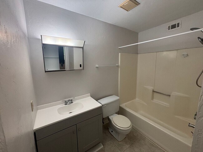 Building Photo - Newly renovated FIRST floor 2/2 - Will go fast