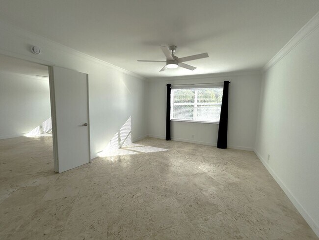 Building Photo - Large 1 Bedroom 1.5 Bath Condo - Steps from Fort Lauderdale Beach!