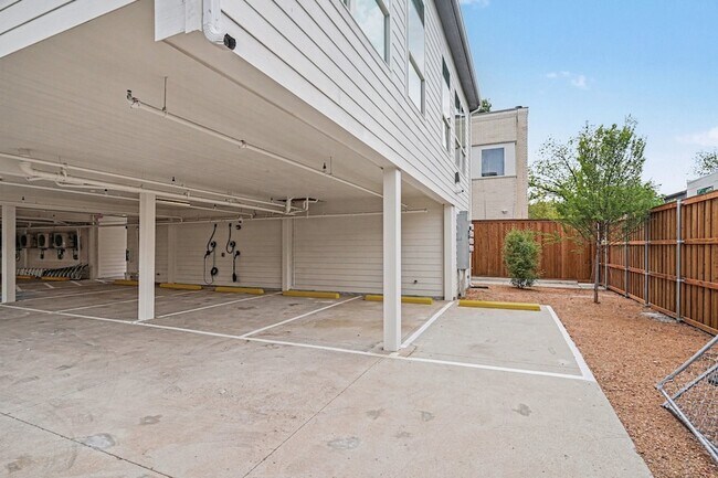 Building Photo - 2217 N Fitzhugh Ave