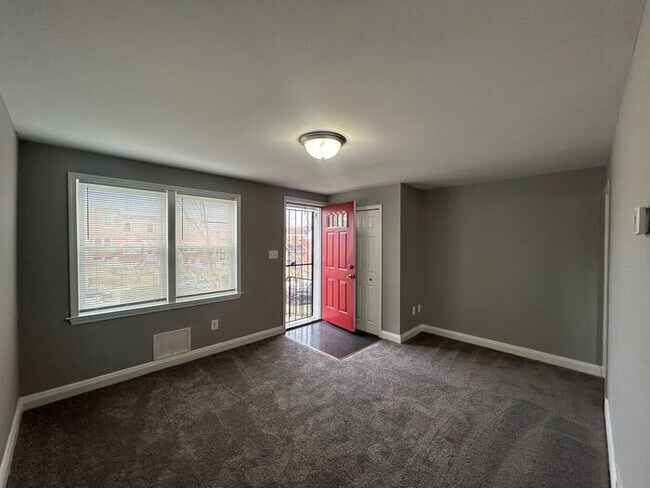 Building Photo - 2 Bedroom 1.5 Bathroom Home