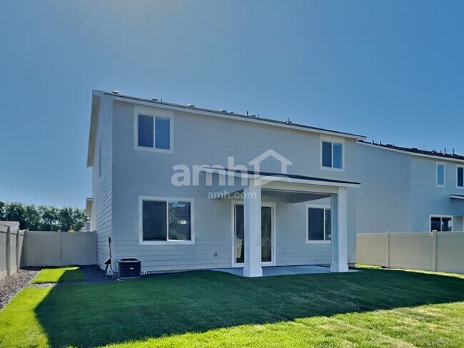 Building Photo - 979 N Nichole Ave