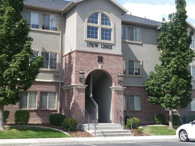 Building Photo - 3 Bedroom 2.5 Bathroom Condo-Pool-Clubhous...