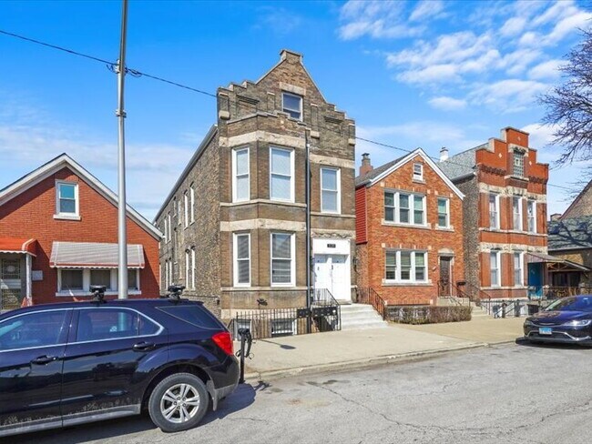 Building Photo - Urban Living: Spacious 2-Bedroom Haven in the Heart of Chicago!