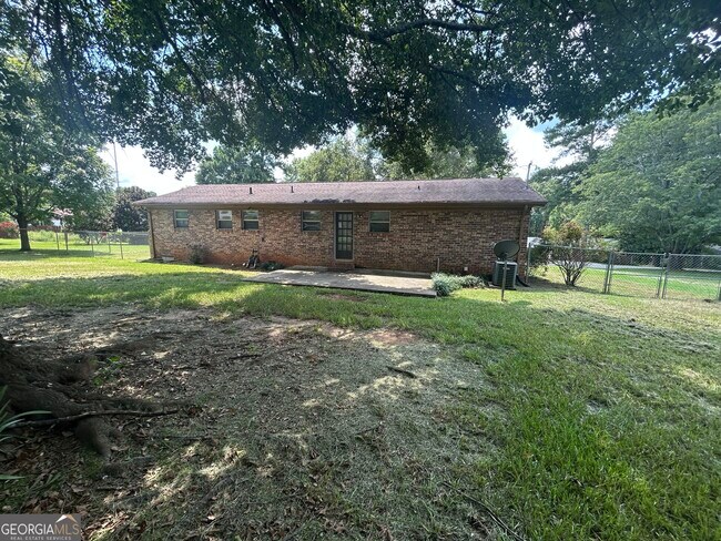 Building Photo - 1020 Tuxedo Ln