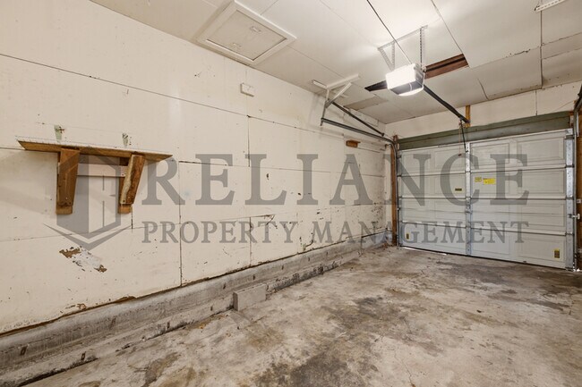Building Photo - 374 N Hillcrest St