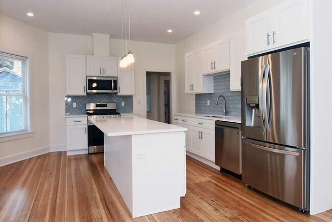 Building Photo - 56 Lyndhurst St