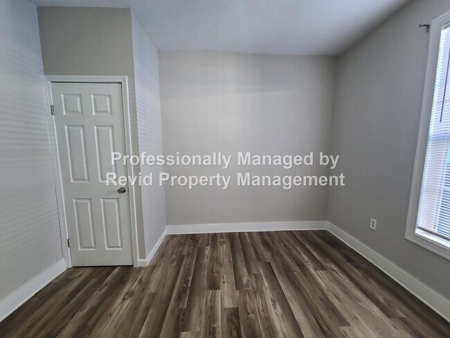 Building Photo - SECTION 8 ACCEPTED