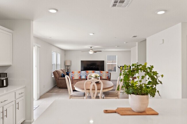 Building Photo - Multi-Generational Home!