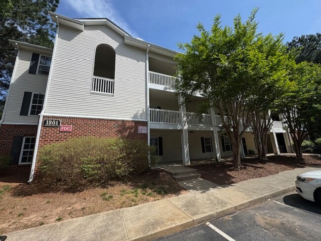 Building Photo - Trailwood Heights Available NOW!