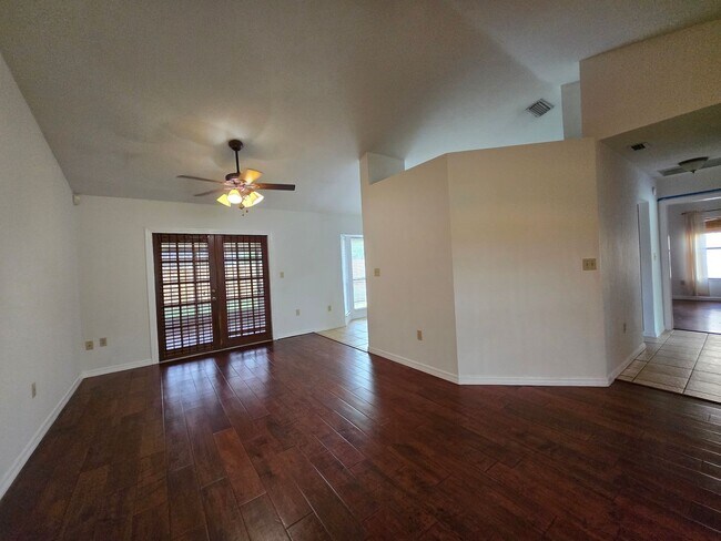 Building Photo - Springtree - Beautiful, spacious home