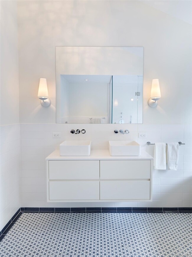 Building Photo - 2 Sun Ct