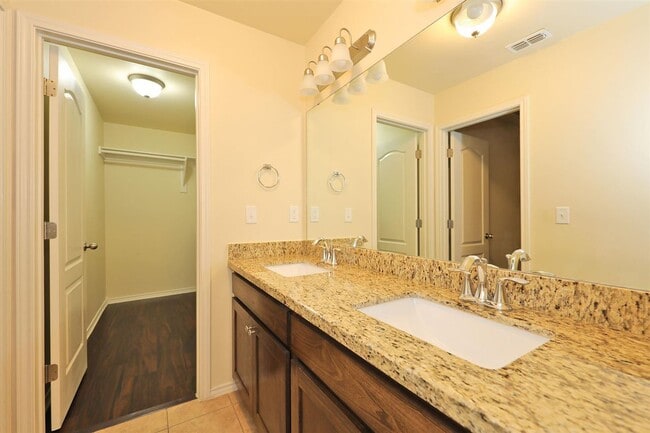 Building Photo - 5610 Montevista Dr
