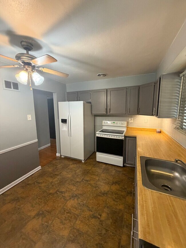 Building Photo - 1315 Mendell Dr