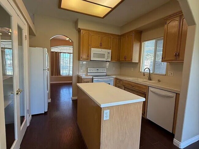 Building Photo - Beautiful 3 bedroom 2 bath home home in The Seasons!