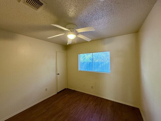 Building Photo - QUIET LOCATION - YARD BACKS TO GREENBELT