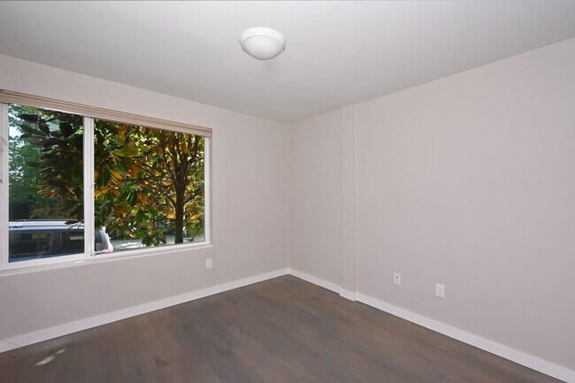 Building Photo - 2121 Waverly Pl N