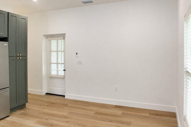 Building Photo - 820 26th Ave E