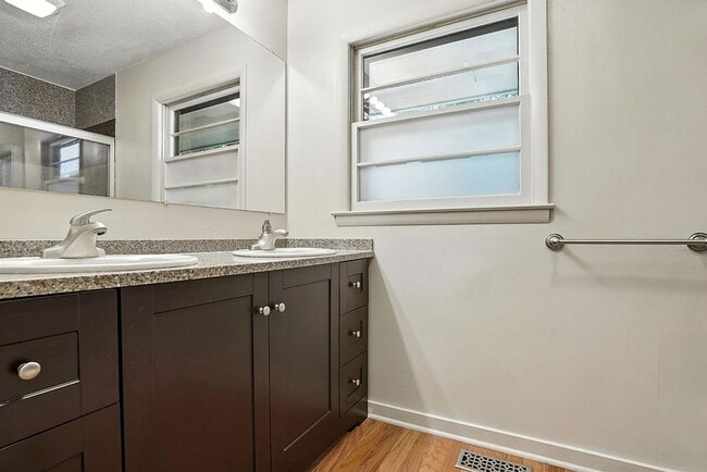 Building Photo - Charming 3BR 1 BTH Home with Inground Pool...