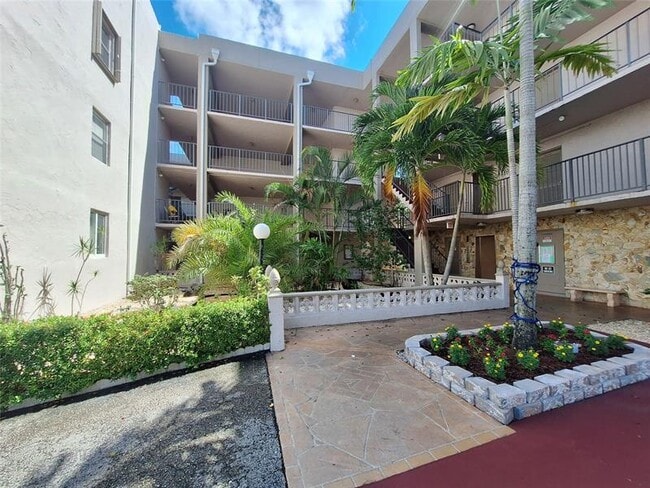 Building Photo - 2821 Somerset Dr