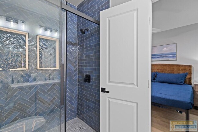 Building Photo - 111 W Sunny Isle Dr