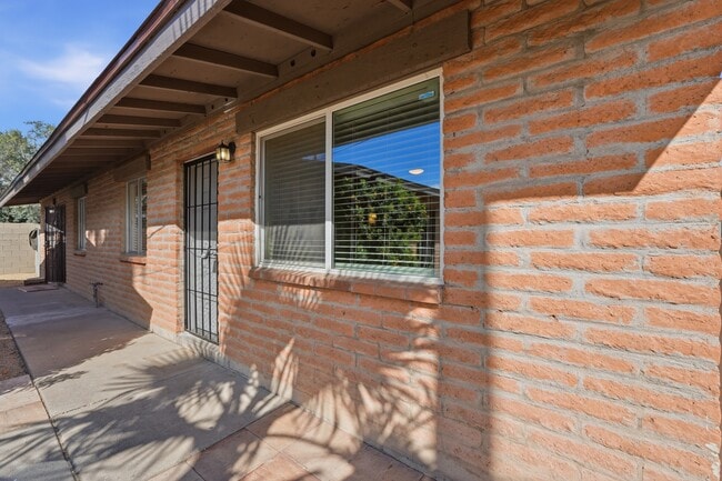 Building Photo - 1736 E Virginia Ave