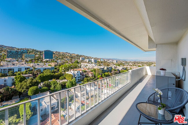 Building Photo - 838 N Doheny Dr
