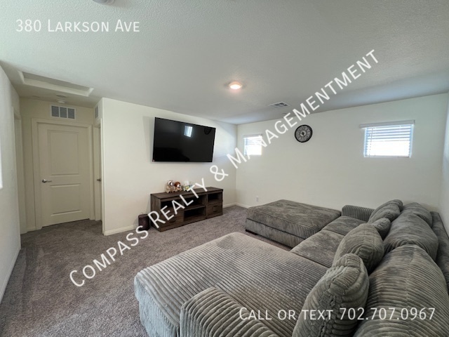 Building Photo - 380 E Larson Ln