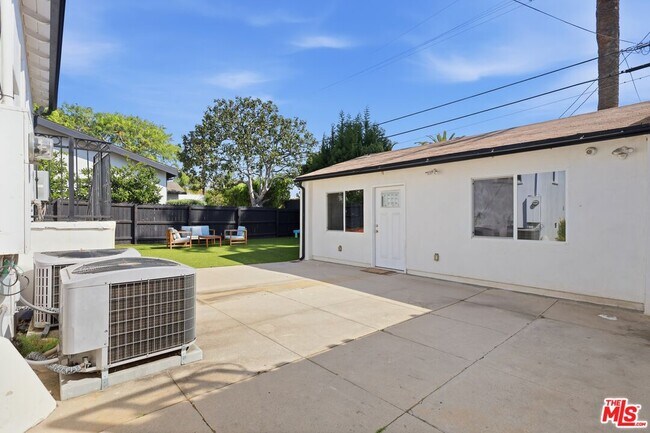 Building Photo - 1170 S Beverwil Dr