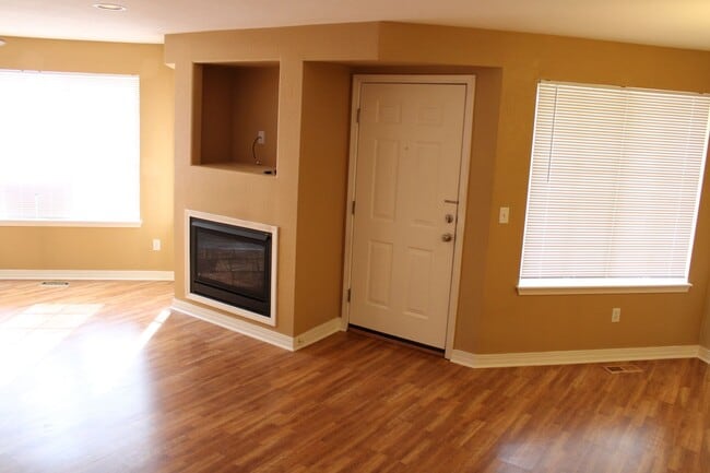 Building Photo - Stunning Modern 2 Bedroom Condo