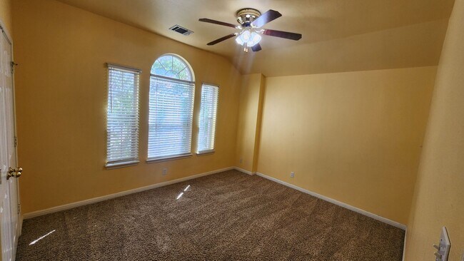 Building Photo - Located In the heart of Stone Oak