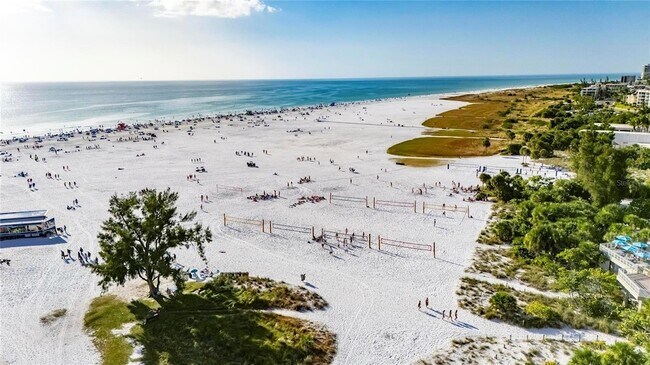 Building Photo - 2335 Oak Terrace