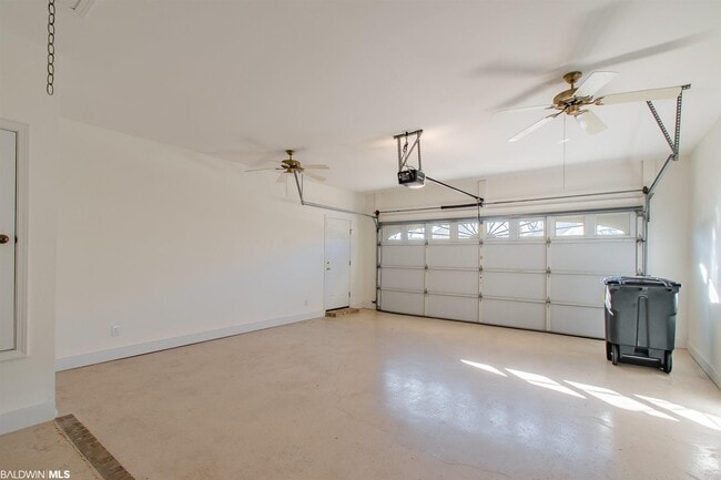 Building Photo - 117 Club Dr