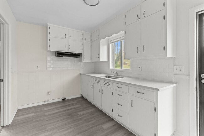 Building Photo - Charming 3 Bedroom, 2 Bathroom house