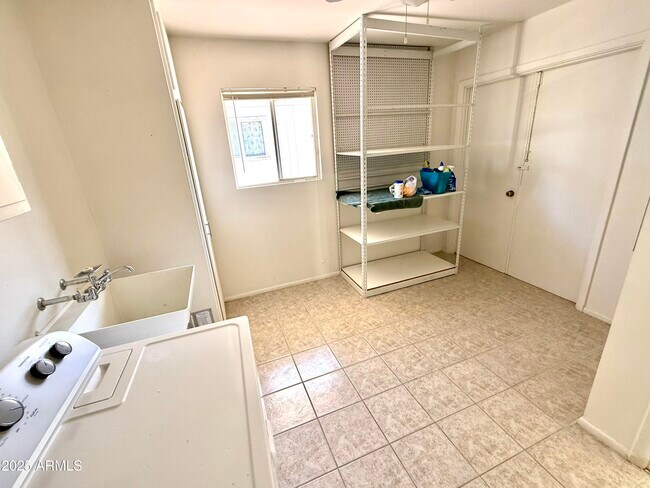 Building Photo - 10416 W Prairie Hills Cir