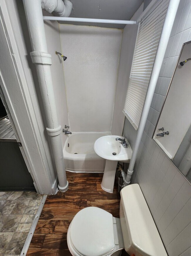 Building Photo - 1919 Castelar St