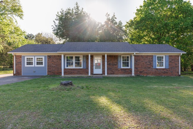 Building Photo - 110 Greenwood Cir