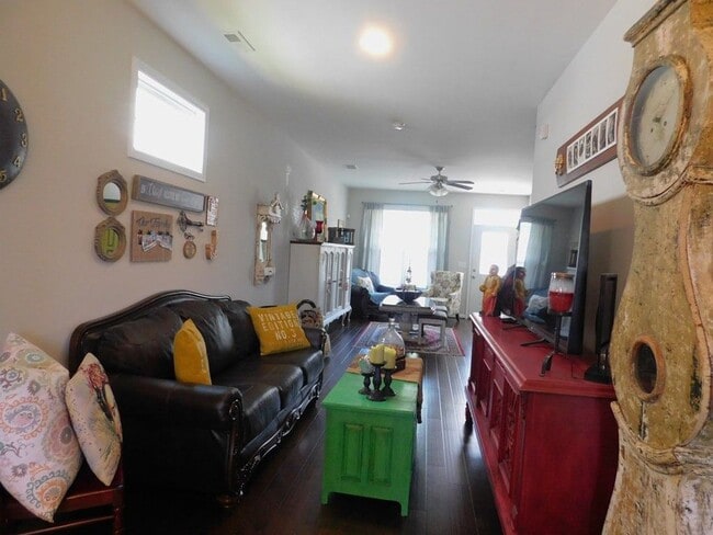 Building Photo - CUTE 4 BEDROOM AVAILABLE NOW